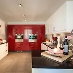 Luxe Villa, Ensuites & Private Vineyard Views *