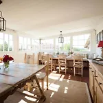 Luxe Villa, Ensuites & Private Vineyard Views *