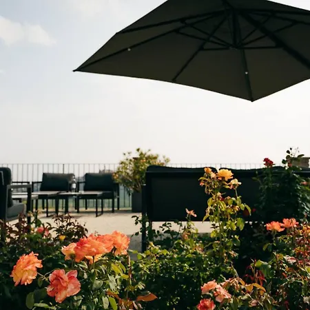 Luxe Villa, Ensuites & Private Vineyard Views *