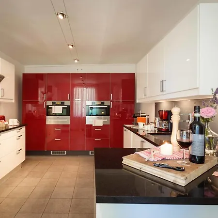 Luxe Villa, Ensuites & Private Vineyard Views *