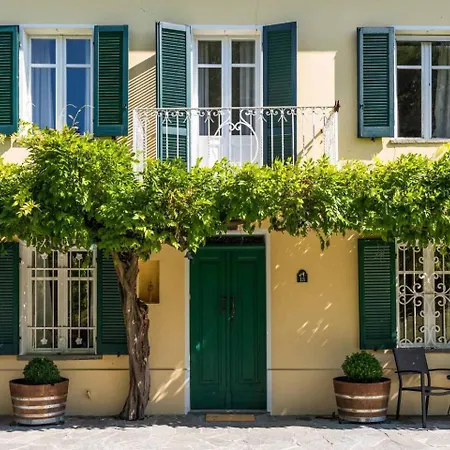 Luxe Villa, Ensuites & Private Vineyard Views Βίλα