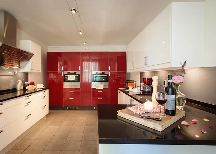 Luxe Villa, Ensuites & Private Vineyard Views *