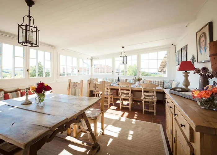 Luxe Villa, Ensuites & Private Vineyard Views *